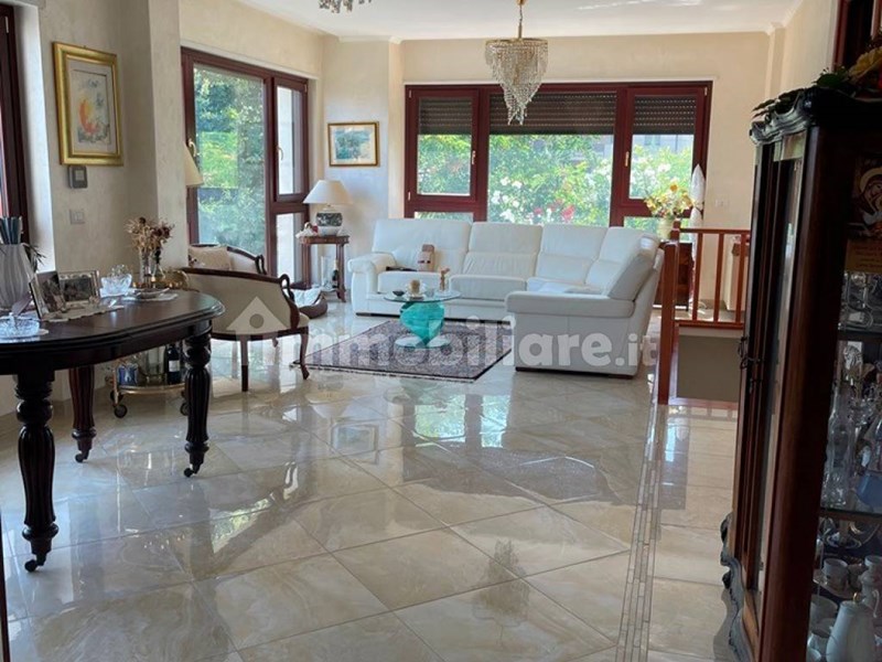 Appartamento in Vendita a Cosenza, zona Via De Rada, 340'000€