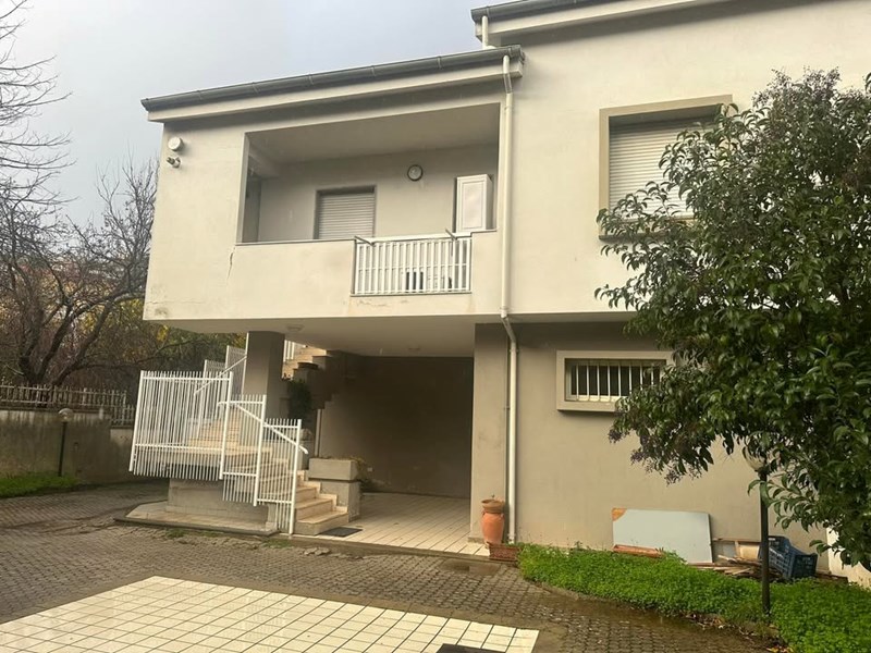 Villa bifamiliare in Vendita a Castrolibero, zona Andreotta, 230'000€
