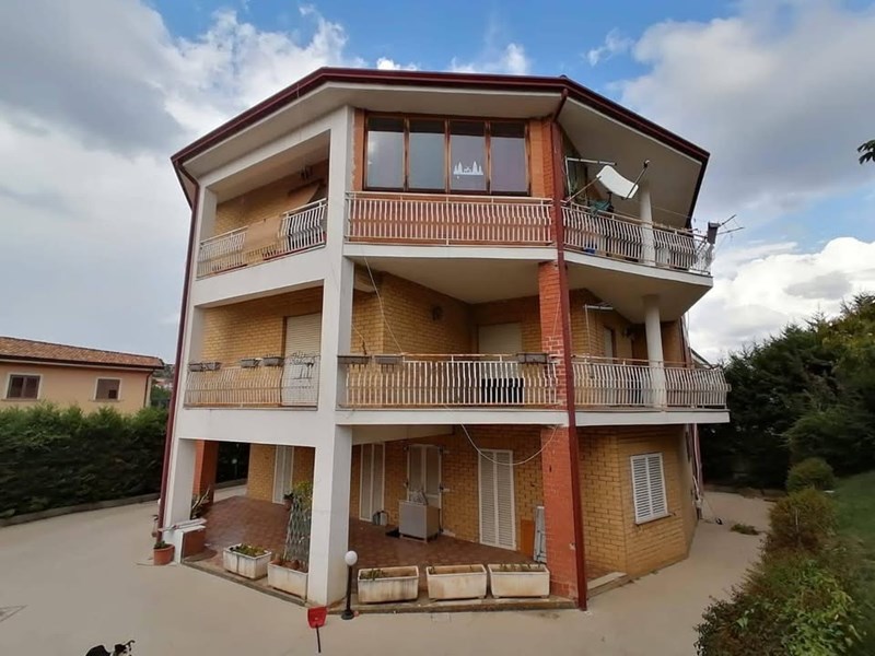 Villa in Vendita a Rende, zona Saporito, 330'000€