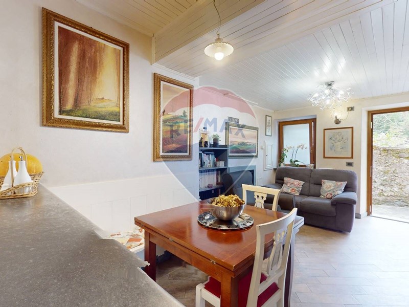 Casa Semi Indipendente in Vendita a Stazzema, zona Cardoso, 115'000€, 70 m²