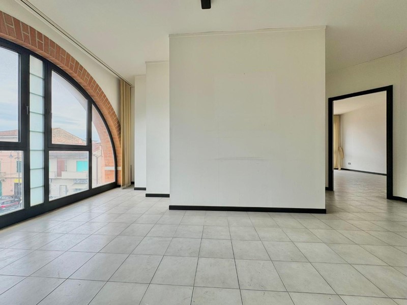 Ufficio in Affitto a Ponsacco, 500€, 85 m²