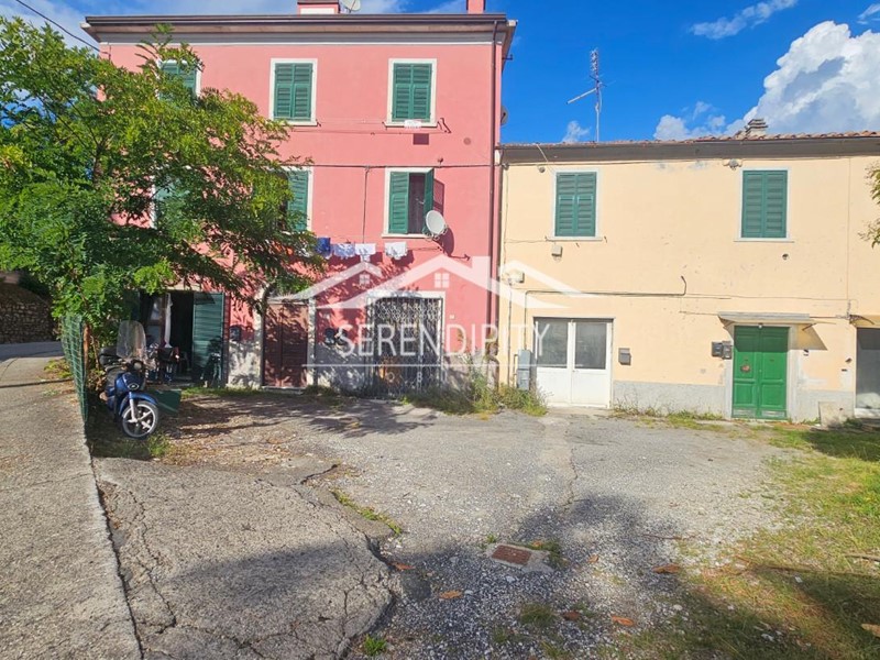 Appartamento in Vendita a Carrara, 75'000€, 127 m²