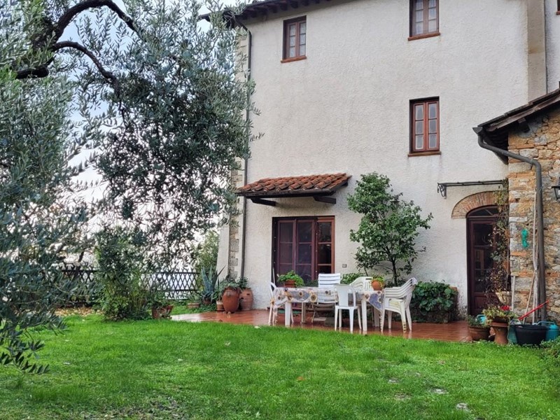 Casa di corte in Vendita a Lucca, zona Chiatri, 450'000€, 300 m², arredato, con Box