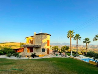 Casa Indipendente in Vendita a Morro d'Oro, 1'500'000€, 400 m², con Box