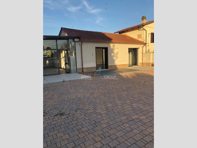 Immobile commerciale in Affitto a Massa, zona Marina Di Massa, 1'500€, 110 m²