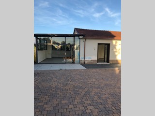 Immobile commerciale in Affitto a Massa, zona Marina Di Massa, 1'500€, 110 m²