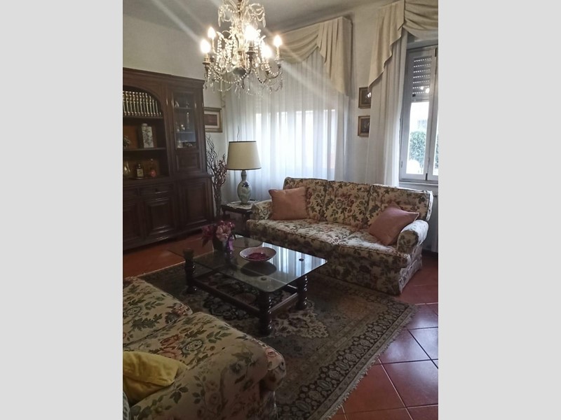 Villa bifamiliare in Vendita a Lucca, zona San Concordio Contrada, 400'000€, 130 m², con Box