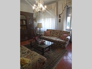 Villa bifamiliare in Vendita a Lucca, zona San Concordio Contrada, 400'000€, 130 m², con Box