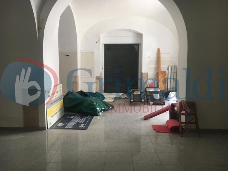 Negozio in Affitto a Trani, 1'500€, 130 m²