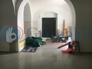 Negozio in Affitto a Trani, 1'500€, 130 m²