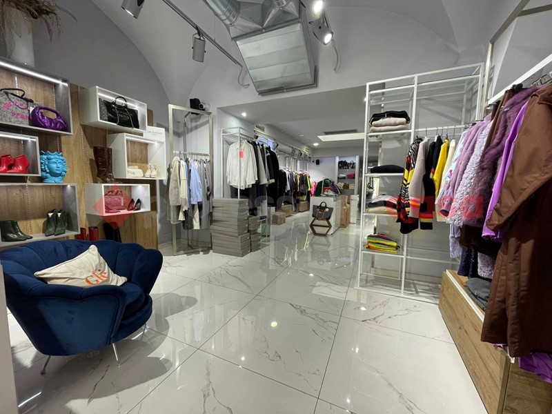 Negozio in Vendita a Terracina, 800'000€, 100 m²