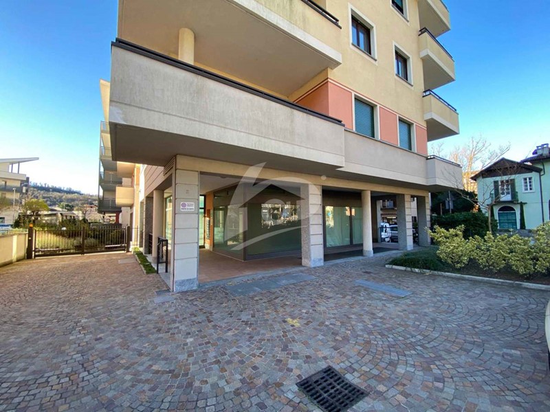 Immobile commerciale in Affitto a Laveno Mombello, 4'200&euro;, 250 m²