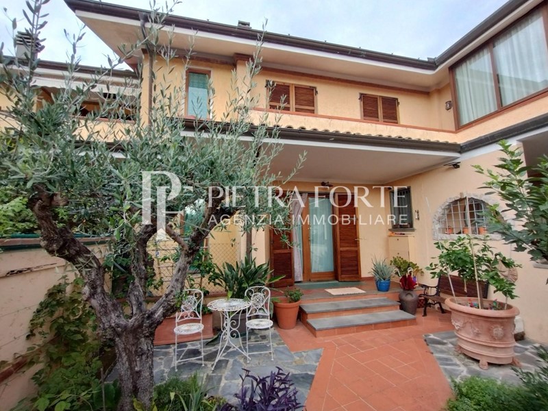 Villa bifamiliare in Vendita a Pietrasanta, 495'000€, 156 m², arredato