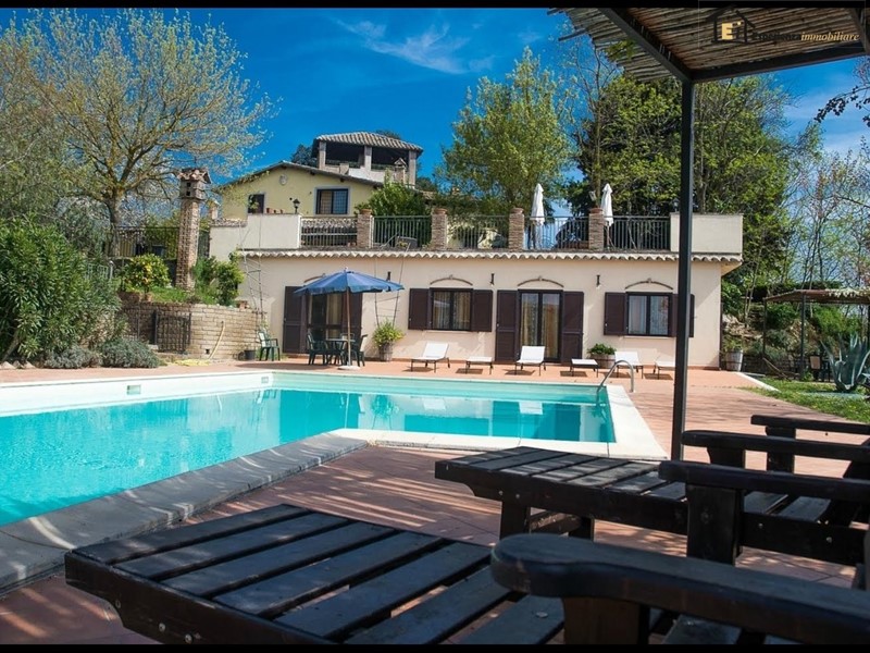 Casale in Vendita a Collevecchio, 690'000&euro;, 500 m²