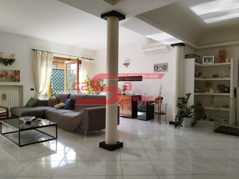 Villa in Vendita a Montecatini Terme, 445'000€, 300 m², arredato, con Box