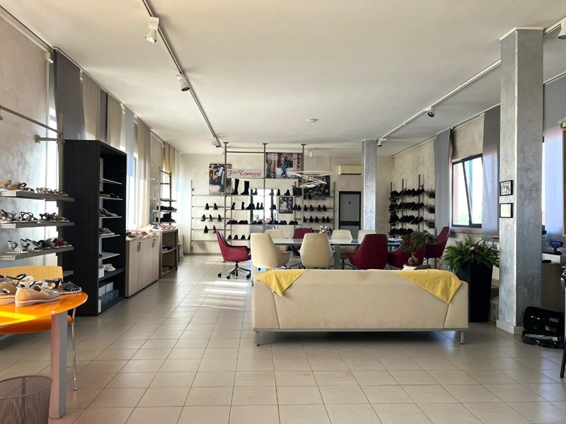 Immobile commerciale in Affitto a San Giuliano Terme, zona La Fontina, 1'400€, 110 m²