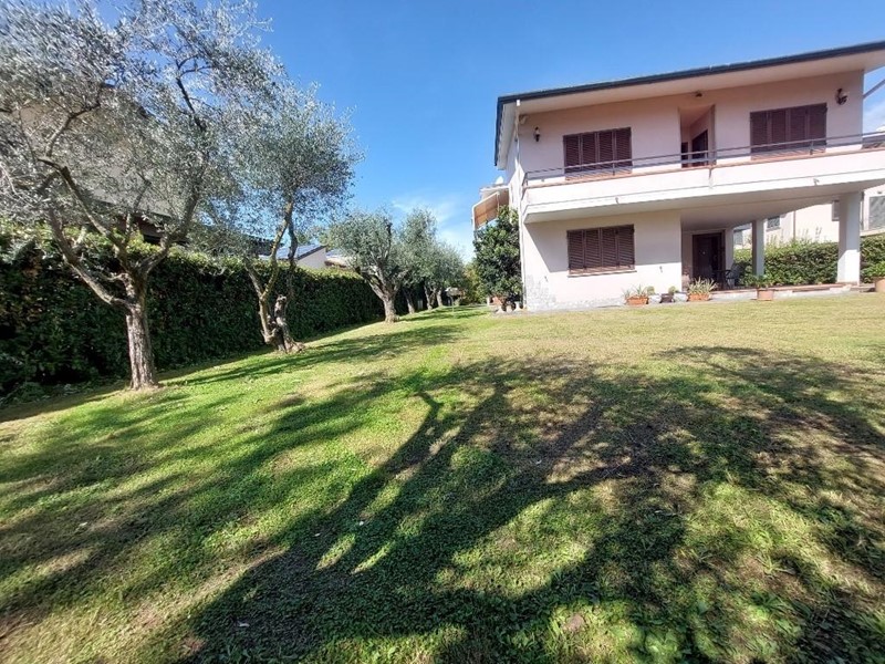 Villa in Vendita a Massa, zona Marina di Massa, 790'000&euro;, 265 m², arredato, con Box