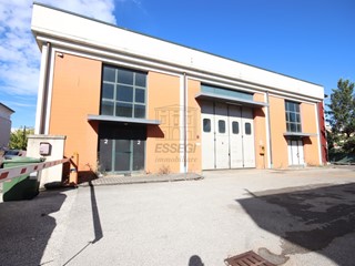 Capannone in Affitto a Lucca, zona Nord, 2'600€, 415 m²