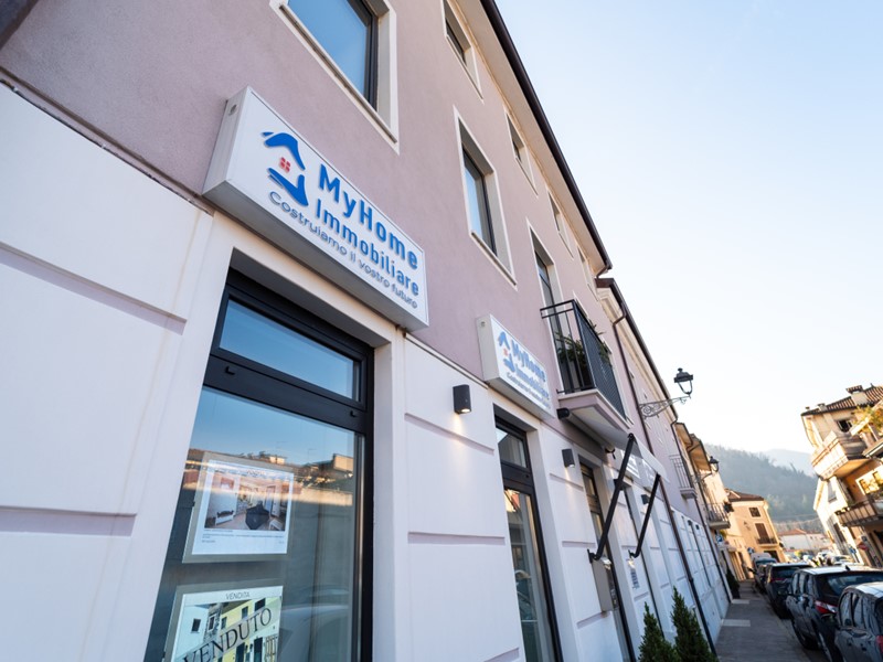 Appartamento in Vendita a Trissino, 285'000&euro;, 179 m², con Box