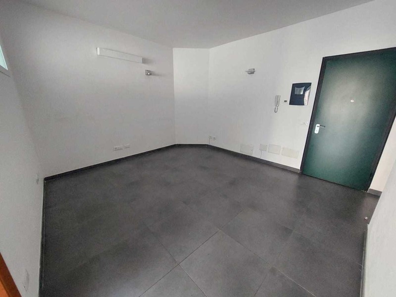 Ufficio in Affitto a Sarzana, 750€, 71 m²
