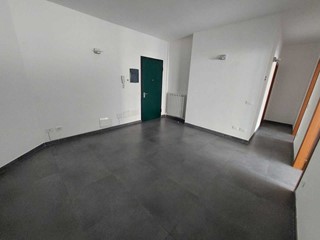 Ufficio in Affitto a Sarzana, 750€, 71 m²