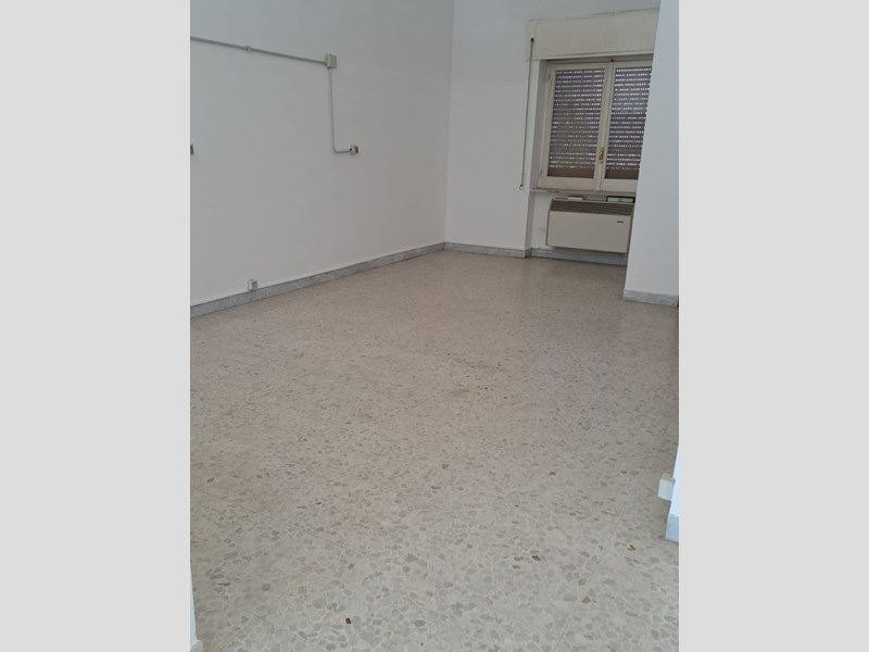 Negozio in Affitto a Aprilia, zona Via dei Pioppi 16 Centro, 500€, 45 m²