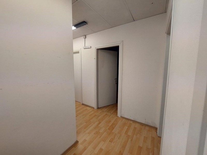 Immobile commerciale in Vendita a Cascina, zona Navacchio, 165'000€, 190 m²