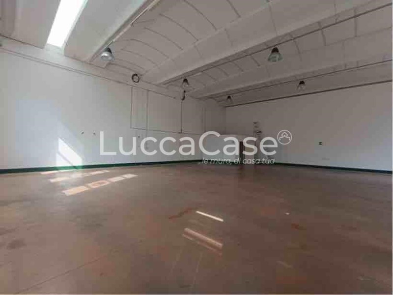 Capannone in Affitto a Lucca, zona San Marco, 2'700€, 360 m²