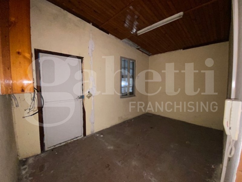 Capannone in Vendita a Latina, 250'000€, 650 m²