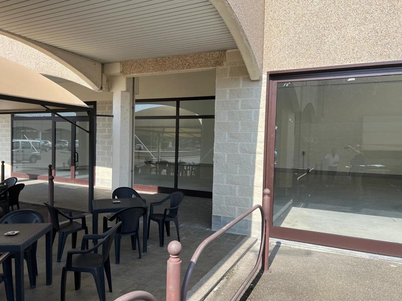 Immobile commerciale in Vendita a Cortemaggiore, 150'000€, 240 m²