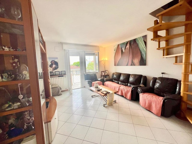 Appartamento in Vendita a Coriano, zona Cerasolo, 250'000€, 166 m², con Box