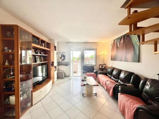 Appartamento in Vendita a Coriano, zona Cerasolo, 250'000€, 166 m², con Box