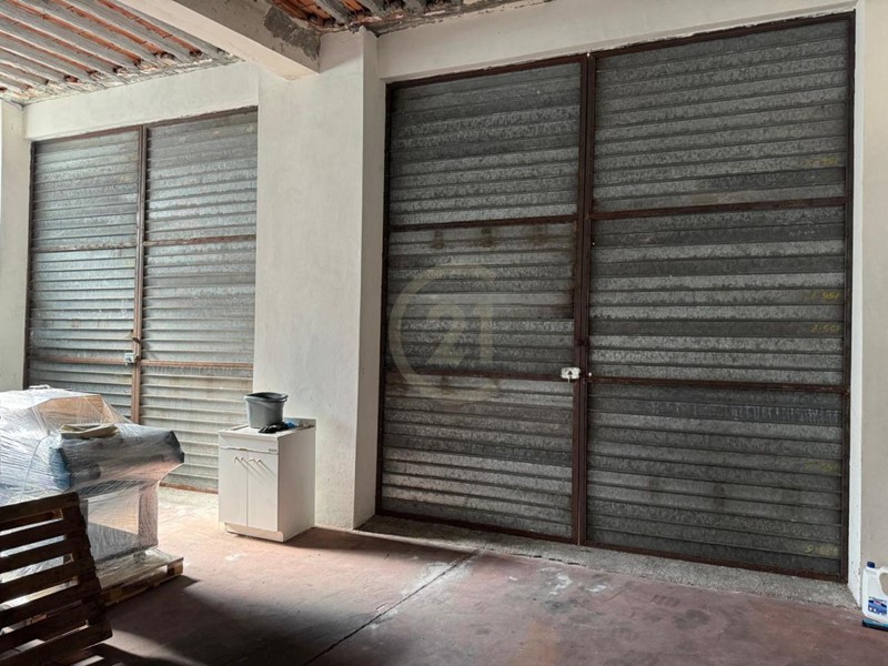 Magazzino in Affitto a Aci Sant'Antonio, zona Circonvallazione, 2'400€, 820 m²