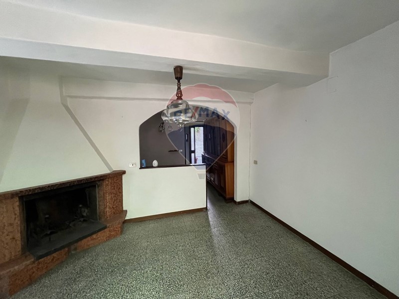 Casa Semi Indipendente in Vendita a Coreglia Antelminelli, zona Ghivizzano, 30'000€, 100 m²
