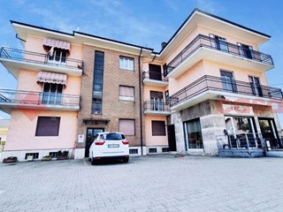 Negozio in Affitto a Piscina, 620€, 80 m²