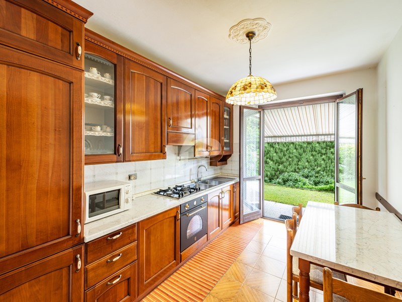 Casa Semi Indipendente in Vendita a Laveno Mombello, 295'000€, 212 m², con Box