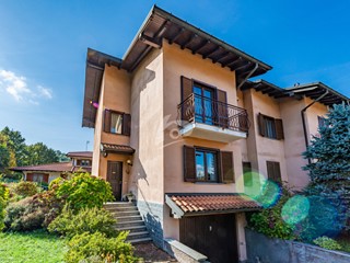 Casa Semi Indipendente in Vendita a Laveno Mombello, 295'000€, 212 m², con Box
