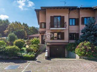 Casa Semi Indipendente in Vendita a Laveno Mombello, 295'000&euro;, 212 m², con Box