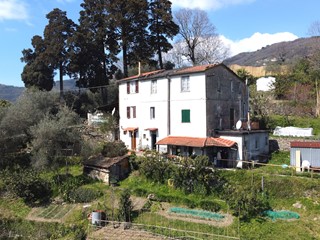 Casa Indipendente in Vendita a Rapallo, zona Savagna, 175'000€, 240 m²