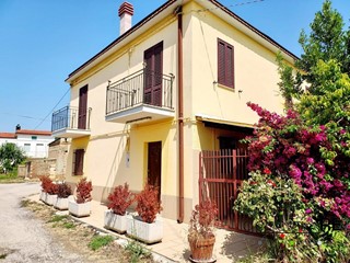 Villa in Vendita a Giuliano Teatino, 185'000&euro;, 200 m²