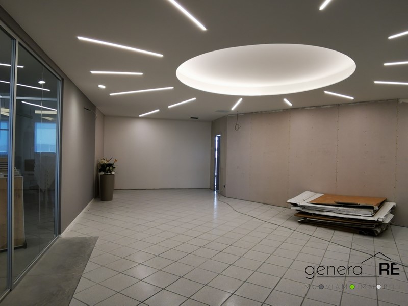 Ufficio in Affitto a Spoltore, 2'200€, 1 m²