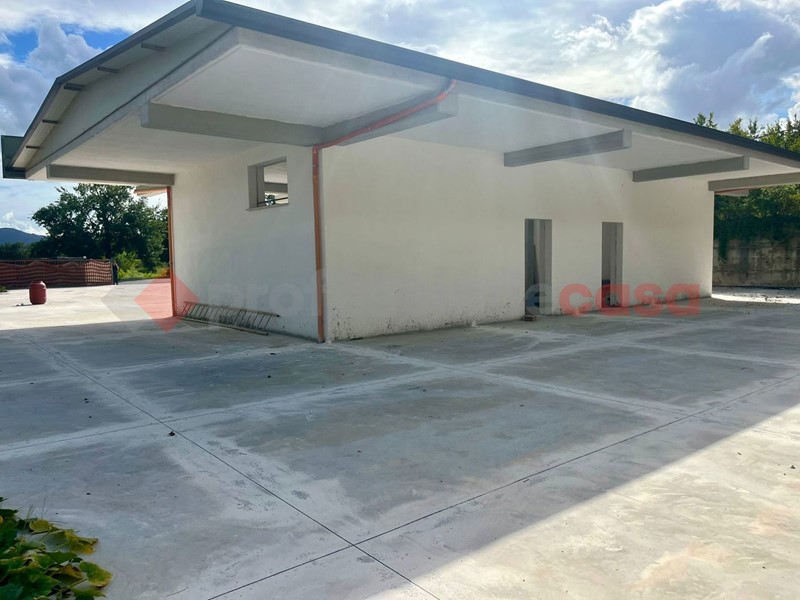 Negozio in Affitto a Cassino, 1'800€, 100 m²