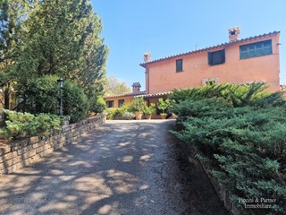 Casa Indipendente in Vendita a Corciano, zona Solomeo, 770'000€, 440 m², con Box