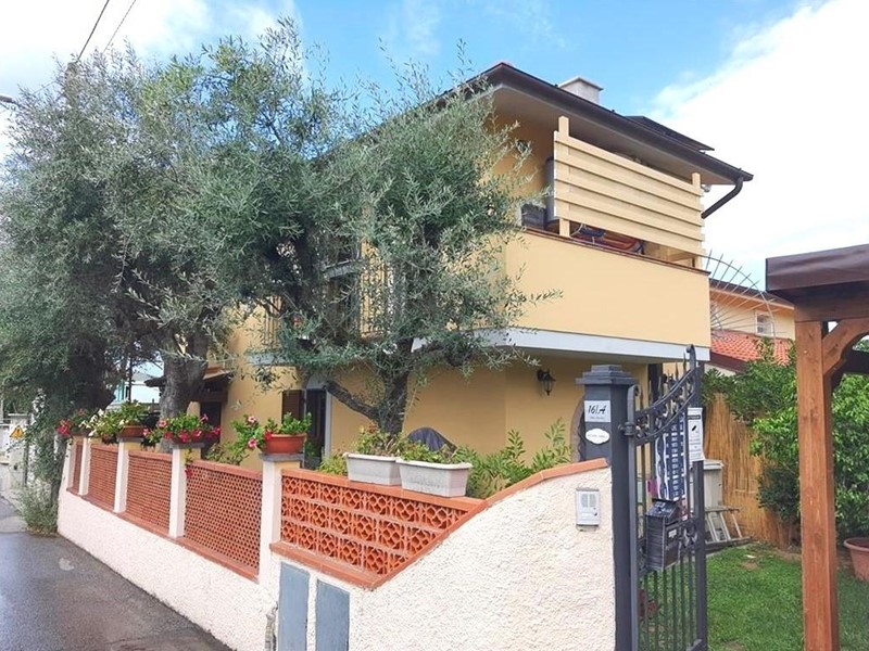 Villa bifamiliare in Vendita a Montignoso, zona Cervaiolo, 349'000&euro;, 120 m², arredato