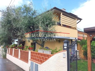Villa bifamiliare in Vendita a Montignoso, zona Cervaiolo, 349'000&euro;, 120 m², arredato