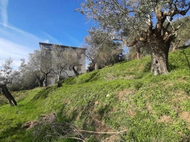 Villa in Vendita a Castelnuovo Magra, 620'000&euro;, 600 m²