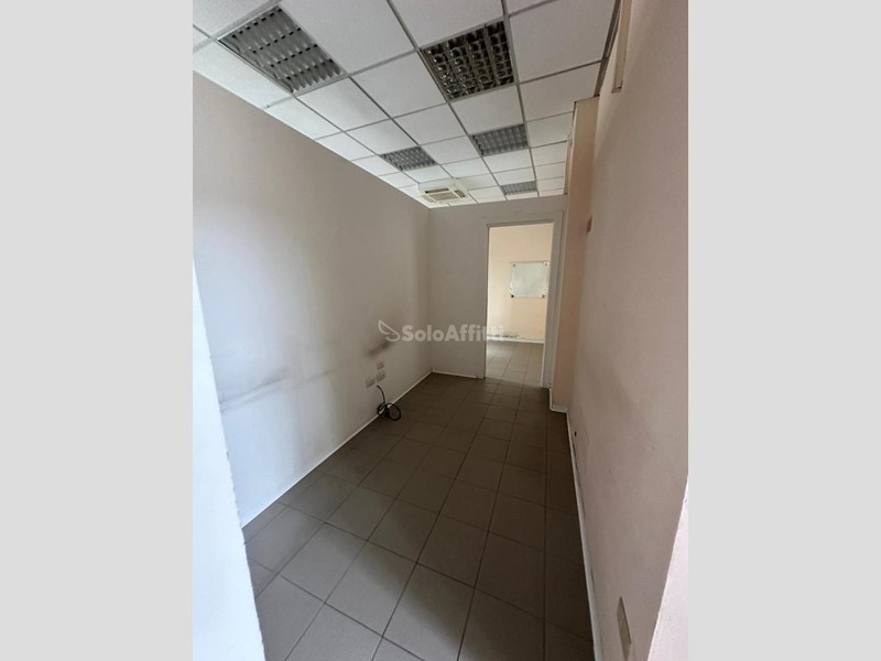 Ufficio in Affitto a Falconara Marittima, zona Castelferretti, 800€, 100 m²