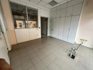 Ufficio in Affitto a Falconara Marittima, zona Castelferretti, 800€, 100 m²