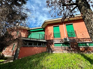 Casa Indipendente in Vendita a Nerviano, 630'000€, 380 m², con Box