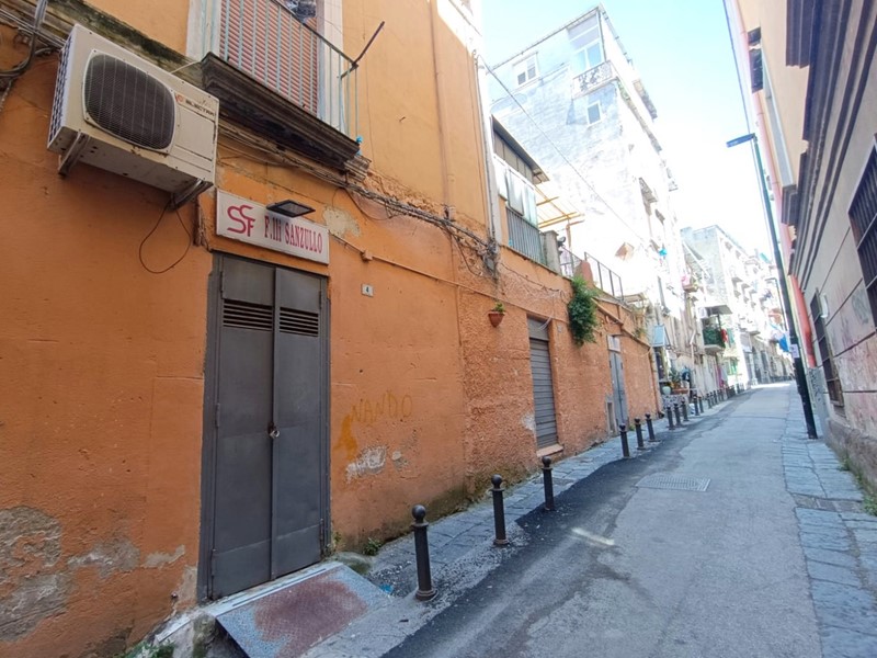 Negozio in Affitto a Portici, 1'000€, 130 m²